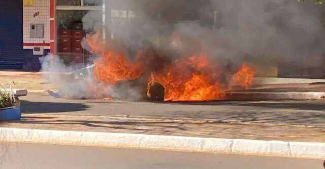 Carro estacionado na regi&atilde;o central de cidade &eacute; destru&iacute;do pelo fogo