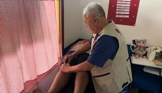 Criança durante consulta médica na escola (Foto: divulgação) 