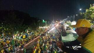 Manifestantes ao longo da Avenida Duque de Caxias, em Campo Grande. (Foto: Direto das Ruas)