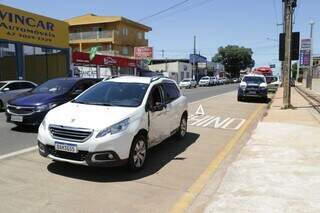 Carro vai parar em poste ap&oacute;s colidir com outro ve&iacute;culo em avenida