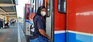 Passageira usando máscara no transporte coletivo (Foto: Caroline Maldonado)