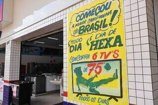 Nas ruas, já tem lojista apostando na Copa do Mundo. (Foto: Paulo Francis)