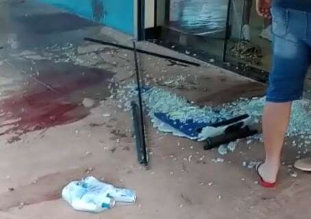 Vídeo mostra estilhaços e muito sangue após atentado em supermercado 