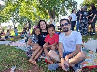 Renata e Thiago adotaram Luis e Livia, de 6 e 7 anos. (Foto: Aletheya Alves)