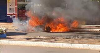 Carro estacionado na regi&atilde;o central de cidade &eacute; destru&iacute;do pelo fogo