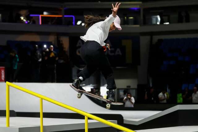 Rayssa chega ao topo no skate e Rebeca garante bronze no solo da gin&aacute;stica