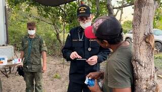 Médico da Marinha orientando morador do Pantanal (Foto: divulgação) 