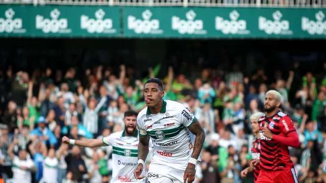 Coritiba vence o Flamengo e se mant&eacute;m na S&eacute;rie A