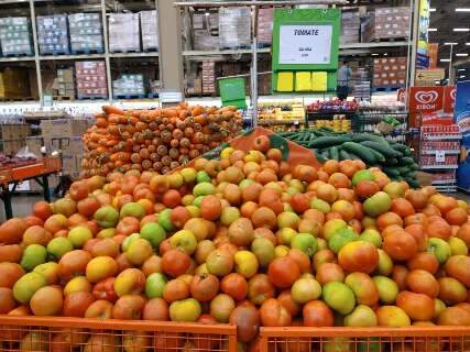 Tomate volta a ser "vilão" e preço da cesta básica sobe 3,17% na Capital