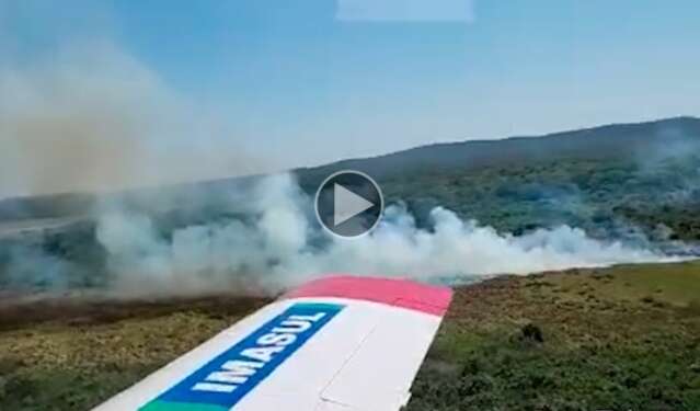 Por terra e ar, come&ccedil;a combate ao fogo no Pantanal