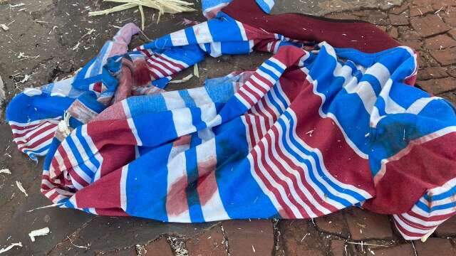Homem de 37 anos &eacute; esfaqueado em pra&ccedil;a e &eacute; socorrido em estado grave