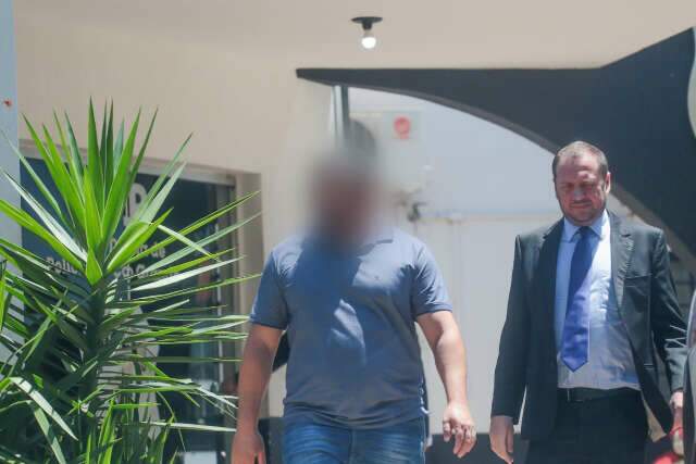 Com arma e imagens, empres&aacute;rio se apresenta e refor&ccedil;a vers&atilde;o de tiro acidental 