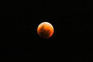 Registro da Lua de Sangue vista de Dourados, em maio deste ano. (Foto: Franz Mendes)