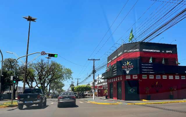 Em Dourados, comerciantes fecham lojas e v&atilde;o para quartel