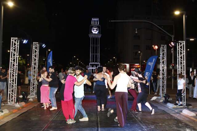 Noite na Rua 14 de Julho foi transformada com a magia tango