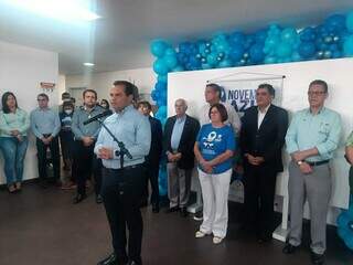 Médico urologista Marcelo Vilela fala durante lançamento da campanha Novembro Azul no Hospital de Câncer Alfredo Abrão. (Foto: Caroline Maldonado)