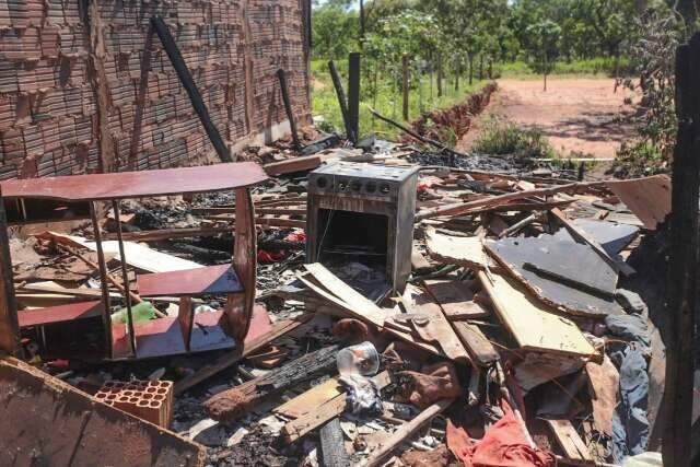Um dia depois fogo, morador procura o que recuperar sob os escombros de barraco