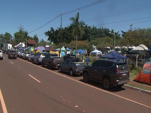 Com lojas fechadas, manifestantes ampliam acampamento em quartel