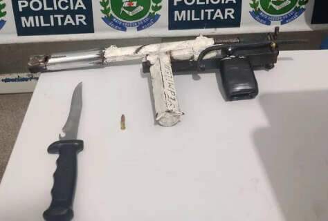 Homem &eacute; preso com arma de fogo artesanal e faca na &aacute;rea central