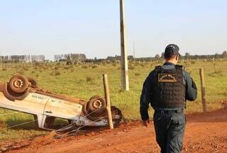 Policial militar rodoviário no local do acidente na tarde desta terça-feira. (Foto: Paulo Francis)