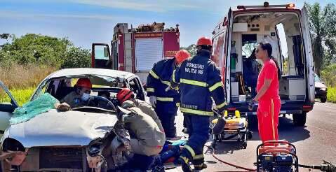 Carro capota e motorista fica preso às ferragens em acidente entre dois veículos