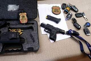 Chaves de veículos, arma e munições apreendidas pela Polícia Federal. (Foto: Divulgação | PF)