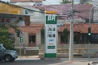 Posto de combustível localizado na Rua José Antônio esquina com a Avenida Fernando Corrêa da Costa (Foto: Marcos Maluf)