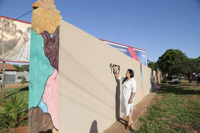 Desenhos e muro marcam 20 anos de promessa de vida em condomínio