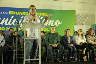 Sérgio de Paula falando em palanque durante campanha para Eduardo Riedel. (Foto: Kísie Ainoã/ Arquivo)