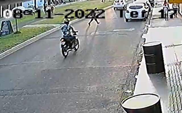 Idoso de 70 anos &eacute; atropelado por moto ao tentar atravessar avenida da Capital