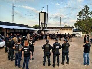 Policiais reunidos logo no início da manhã desta terça-feira. (Foto: Perfil News)