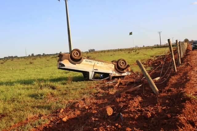 Picape com dois ocupantes capota, arrebenta cerca, e sai da estrada na Gameleira