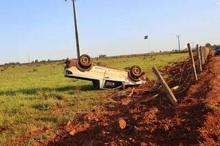 Fiat Strada ficou com as quatro rodas para cima após atingir cerca. (Foto: Paulo Francis)