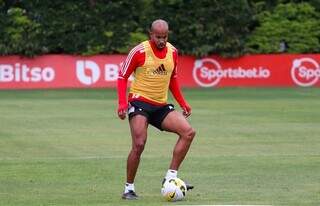 Meia Patrick toca na bola em treino no São Paulo (Foto: Divulgação)