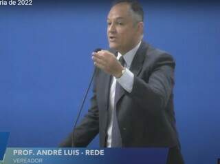 Vereador André Luís (Rede) durante discurso na Câmara Municipal (Imagem: Reprodução)