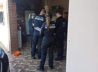 Policiais em um dos endereços onde foram feitas buscas, hoje de manhã (Foto: Divulgação)