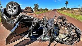 Renaul Duster parou com as rodas para cima após rodar na pista e capotar. (Foto: Marcos Tomé | Região News)