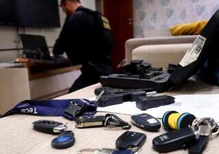 Parte das chaves dos veículos apreendidos durante cumprimento dos mandados. (Foto: Divulgação | Polícia Federal)