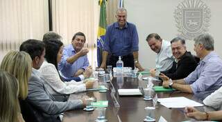 Governador Reinaldo Azambuja (PSDB) durante reunião na manhã desta terça-feira com seu primeiro escalão. (Foto: Chico Ribeiro)