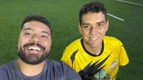 Goleiro sem braço, Leonardo é escalação certa no time dos amigos