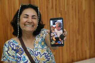 Esposa de Paulo, Liliane Metello, mostrando foto do marido com o neto. (Foto: Kísie Ainoã)