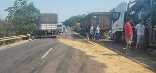 Acidente entre carretas provoca congestionamento de 10 km na BR-163