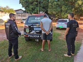 Equipe da Polícia Civil durante prisão do suspeito nesta quarta-feira. (Foto: Divulgação | PCMS)