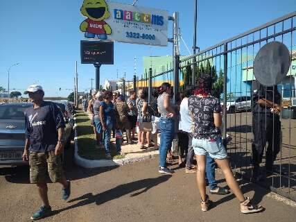 Público madruga na fila para aproveitar último bazar do ano com tudo a R$ 8 