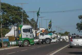 Caminhões estacionados na Avenida Duque de Caxias, em frente ao CMO. (Foto: Marcos Maluf)