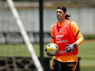 Goleiro Cássio segura a bola em treino no Corinthians (Foto: Divulgação)