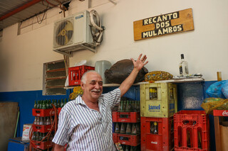 José mostrando a plaquinha do Recanto dos Mulambos. (Foto: Paulo Francis)