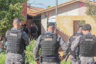 Policiais na casa de &#34;Boladona&#34;, morta em confronto no Portal Caiobá (Foto: Marcos Maluf)