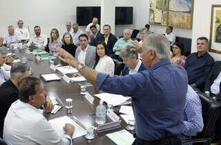 Reunião de Reinaldo Azambuja com secretários; do lado esquero dele, Eduardo Rocha, um dos integrantes da transição. (Foto: Governo de MS/Divulgação)
