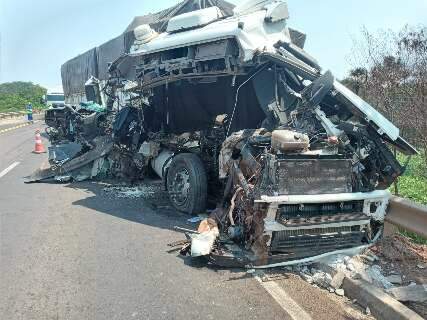 Motorista que causou acidente entre carretas foi socorrido em estado grave